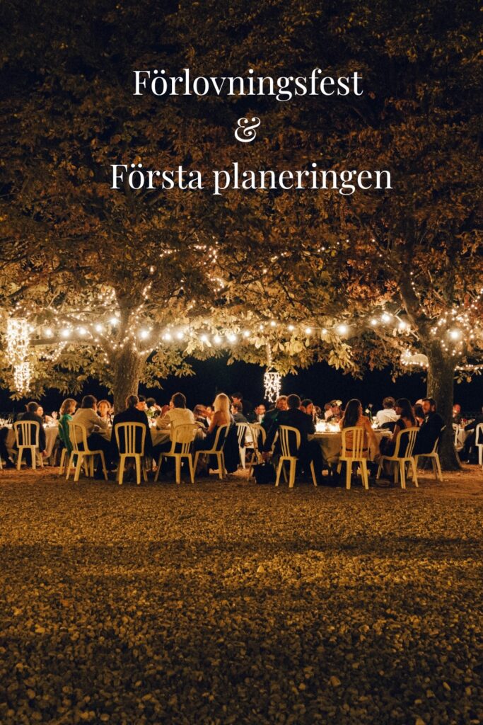 Kvällstid förlovningsfest utomhus med långbord under träd och ljusslingor, gäster firar tillsammans.