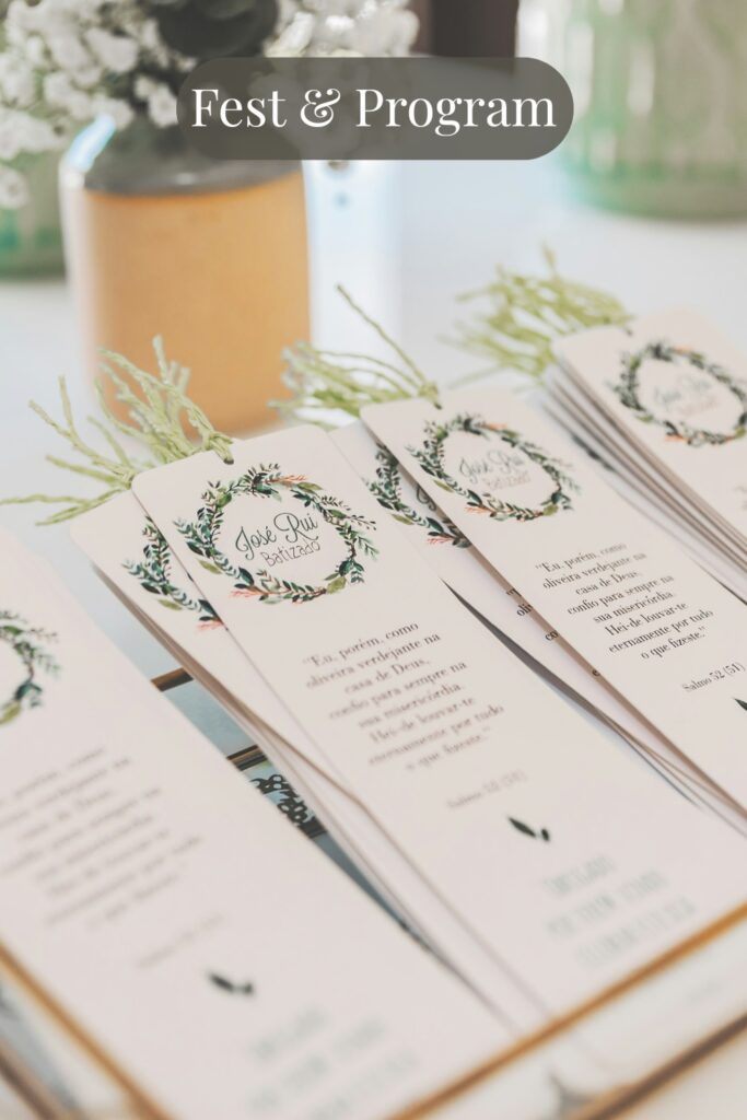 Stilfulla bröllopsprogram med blomstermotiv och gröna tofsar upplagda på fat, omgivna av små buketter – inspiration för festprogram, tal och aktiviteter på bröllopet.